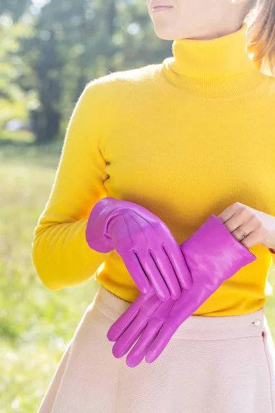 Helder roze handschoenen, close-up — Stockfoto