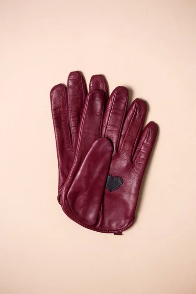 Schöne Handschuhe mit Herz auf der Handfläche — Stockfoto