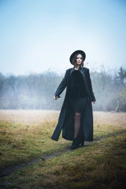 Kendine güvenen kadın yolda yürüyen bir ceket