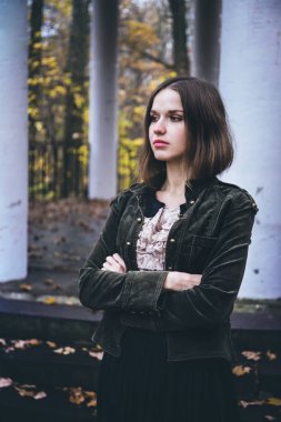 Üzgün kadın bekliyor