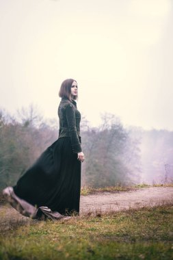 Bir kız tarafından bir uçurum yürür