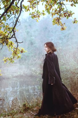 Bir kız nehir üzerinde bir uçuruma