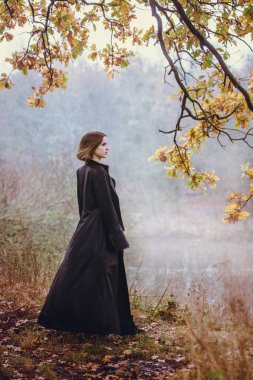 Bir kız bir uçuruma