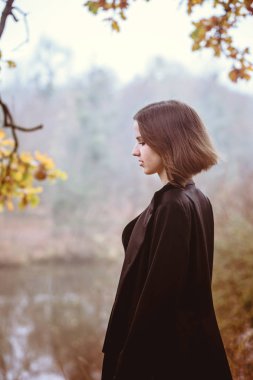 Bir kız nehir, yukarıda bir uçuruma yakın çekim