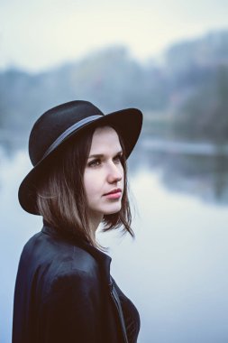 şapkalı dalgın kız