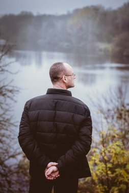 Nehrin karşı insan