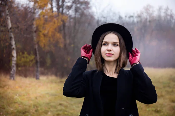 Girl straightens her hat — Stock Photo, Image