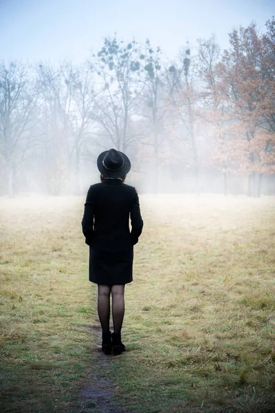 Κορίτσι στην ομίχλη το πρωί — Φωτογραφία Αρχείου