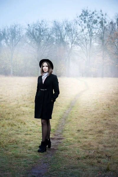 Kısa bir ceket üzgün kız