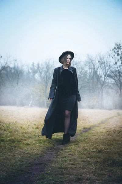 Kız bir ceket siste