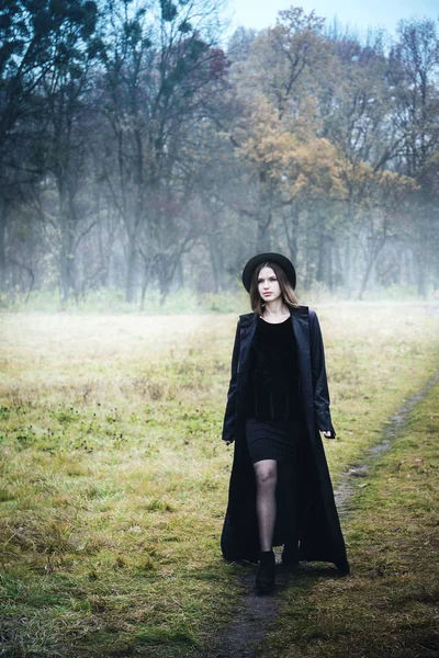 Yolda siyah paltolu kendine güvenen kadın