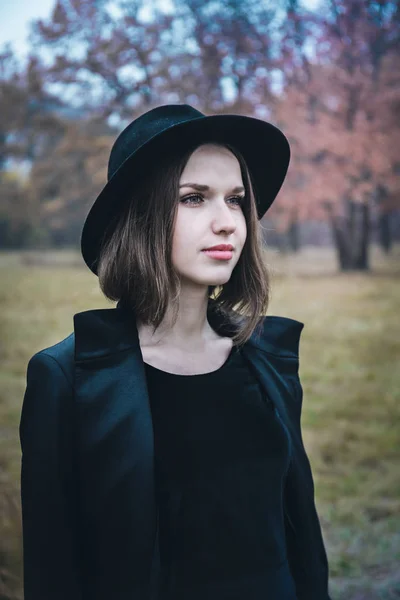 Девушка в черной шляпе — стоковое фото