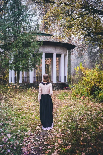 Κορίτσι περπάτημα σε μια ζοφερή Φθινοπωρινό πρωί — Φωτογραφία Αρχείου