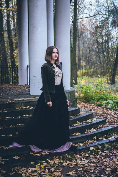 Mulher em um vestido velho no gazebo — Fotografia de Stock