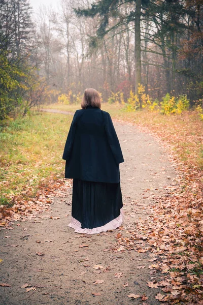 Bahçedeki yolda yürüyen kadın — Stok fotoğraf
