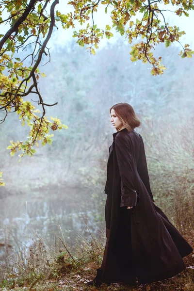 Bir kız nehir üzerinde bir uçuruma