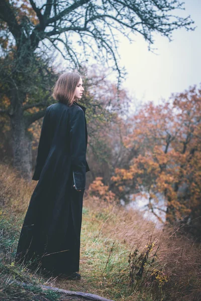 Nehrin yanında üzgün kız