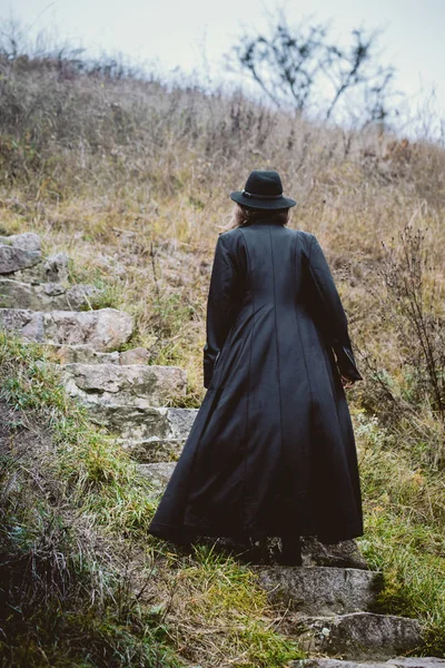 Yağmurluk bir kadında tırmanıyor