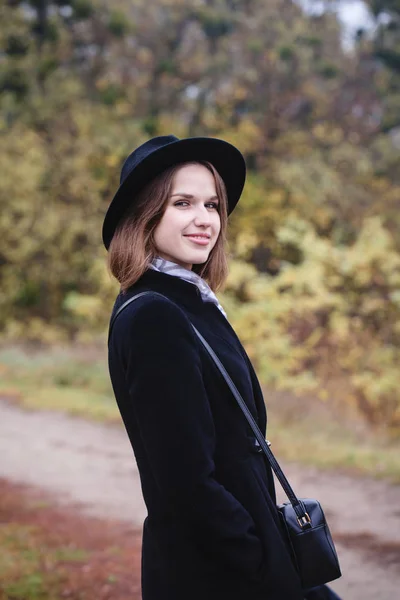 Девушка в шляпе гуляет по парку — стоковое фото