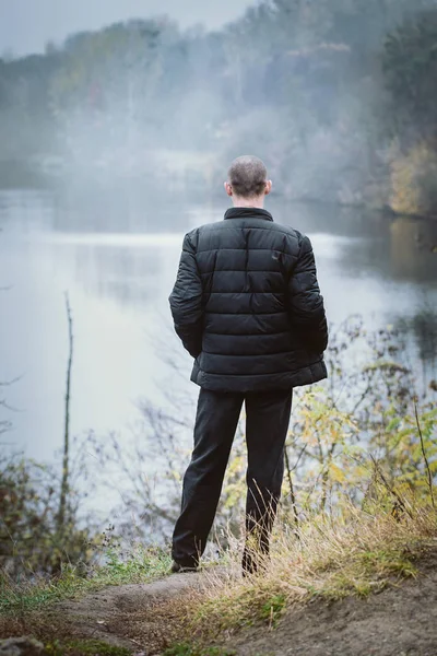 Bir sıcak siyah ceketli adamı