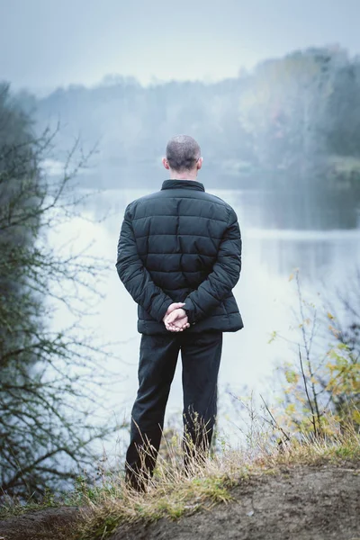 Zamyšleně muž u řeky — Stock fotografie