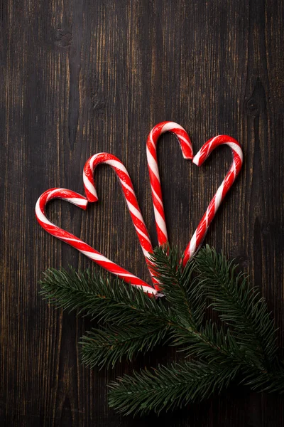 暗い背景の木にクリスマスのキャンディー — ストック写真