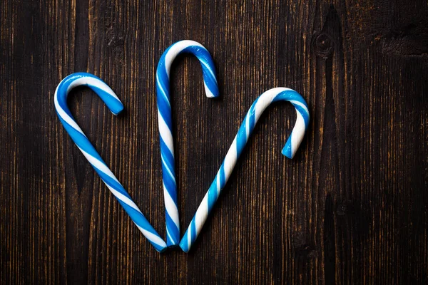Drei blaue Weihnachtsbonbons — Stockfoto