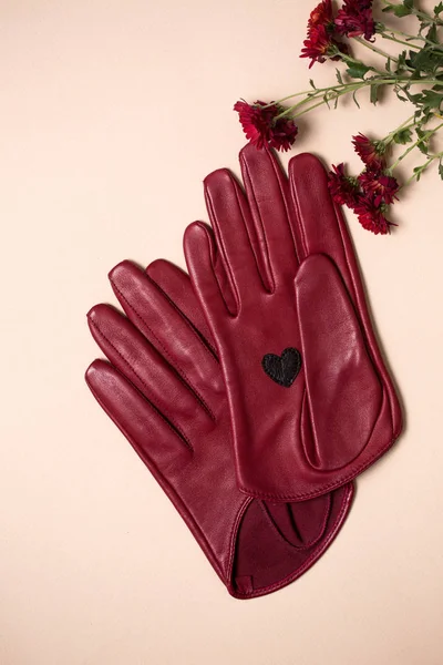 Burgundy leather gloves with flowers — Stock Photo, Image