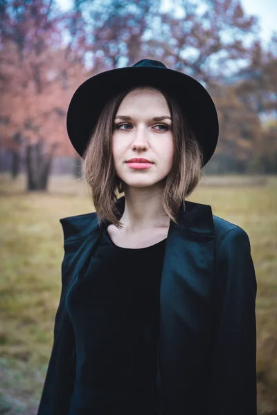 Retrato de uma menina na floresta sombria — Fotografia de Stock