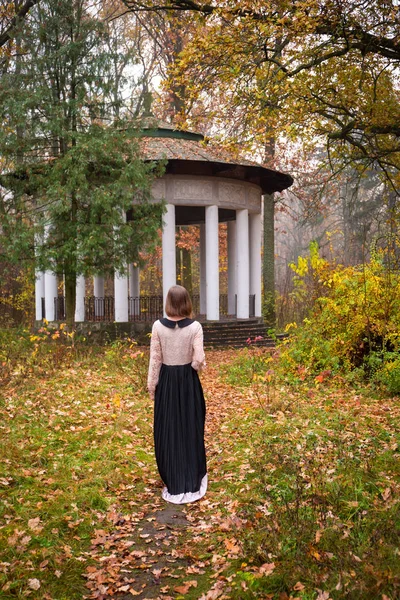 Κορίτσι σε ένα vintage μακρύ φόρεμα — Φωτογραφία Αρχείου