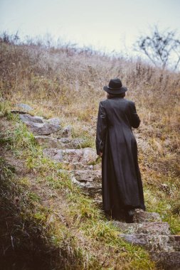 bir kadın merdivenlerden tırmanıyor