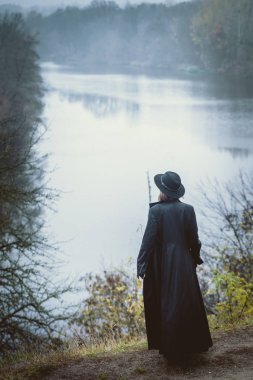 nehir kenarında emekli kadın