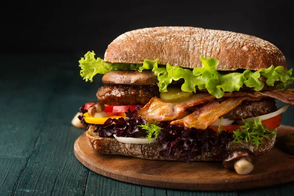 베이컨과 큰 햄버거 — 스톡 사진