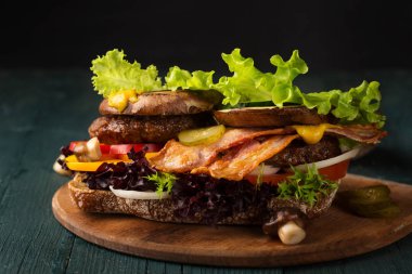 Açık bacon hamburger