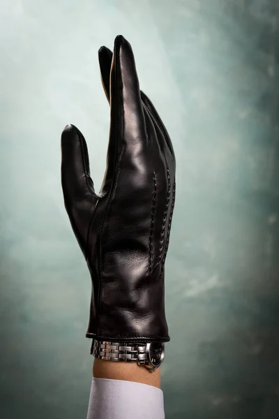 Mão na luva de couro preto clássico — Fotografia de Stock
