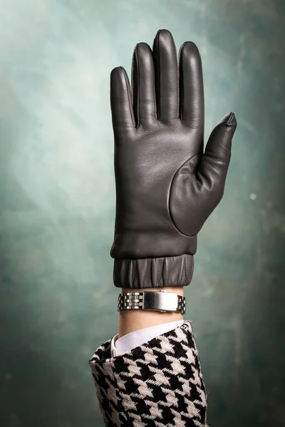 Mão na luva de couro cinza clássico — Fotografia de Stock