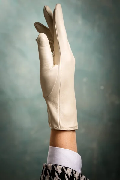 Mão na luva de couro bege clássico — Fotografia de Stock