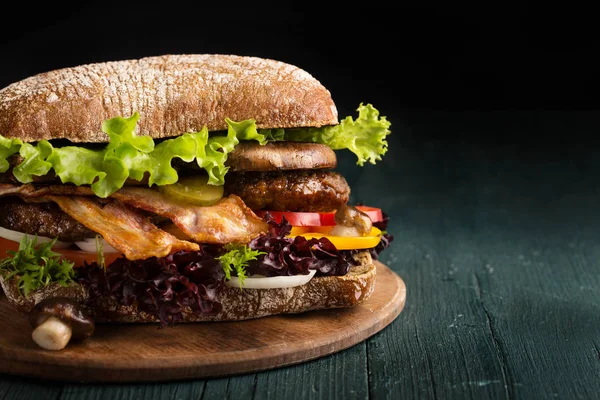 Burger z boczkiem — Zdjęcie stockowe