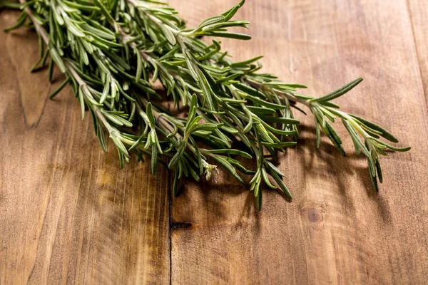 Rozemarijn op een houten bord — Stockfoto