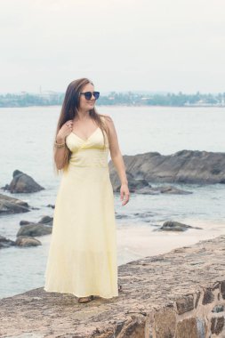 Sahilde uzun elbiseli güzel uzun saçlı kadın