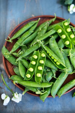 Plaka rustik ahşap zemin üzerine yeşil bezelye