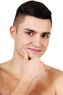 Yakışıklı delikanlı temiz traşlı bir deri ile. Beyaz izole