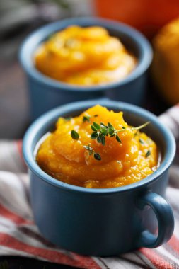 Bölümü Kupası rustik tarzda kabak püresi