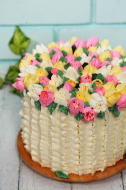 Bahar dekor ile muhteşem pasta. Lale Sevgililer günü ve anneler günü için sepet