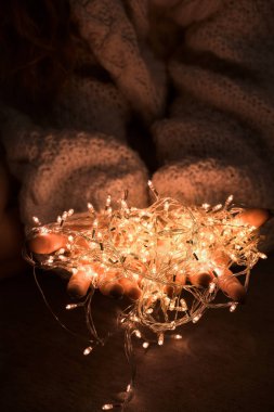 Garland, yakın çekim kadın el ele tutuşur