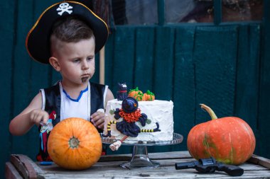 Balkabağı ve şenlikli bir pasta ile küçük bir korsan