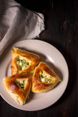 soğan ve yumurta bir üçgen şeklinde pasta