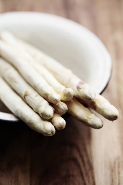 Bir kase içinde ham organik beyaz kuşkonmaz. Üstten Görünüm