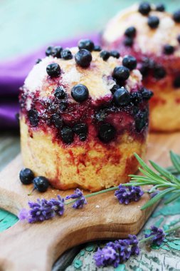 Yaban mersini ve lavanta ile pasta