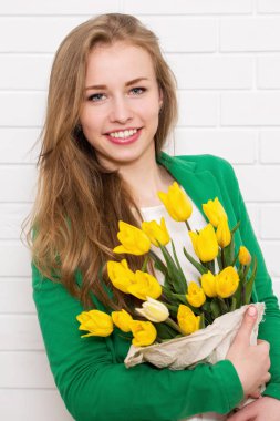 Lale büyük bir buket ile genç güzel kadın